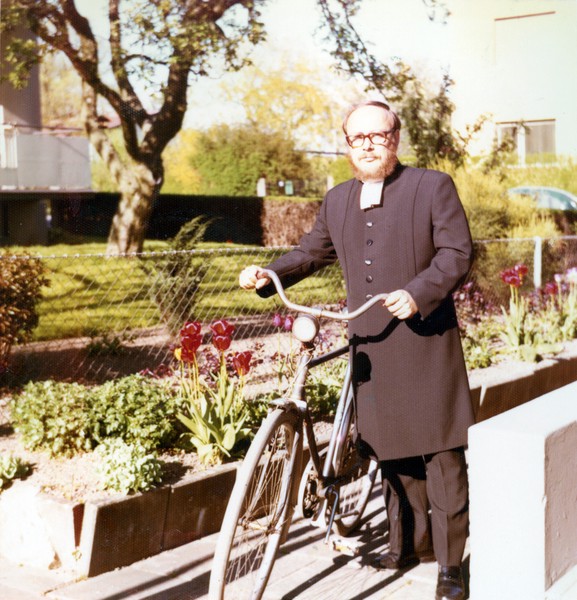 Provar nya prästkaftanen i Lund - 1973