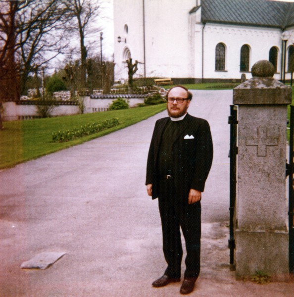 Utanför Åkers kyrka - 1973