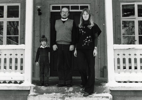 Markus, Lars-Erik och Anette utanför Linderås prästgård - December 1980