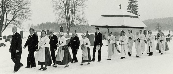 Procession vid kyrkoherdeinstallationen i Adelöv - 1981-01-18